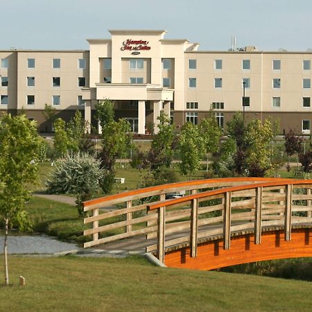 Hampton Inn & Suites Red Deer Penhold Екстериор снимка