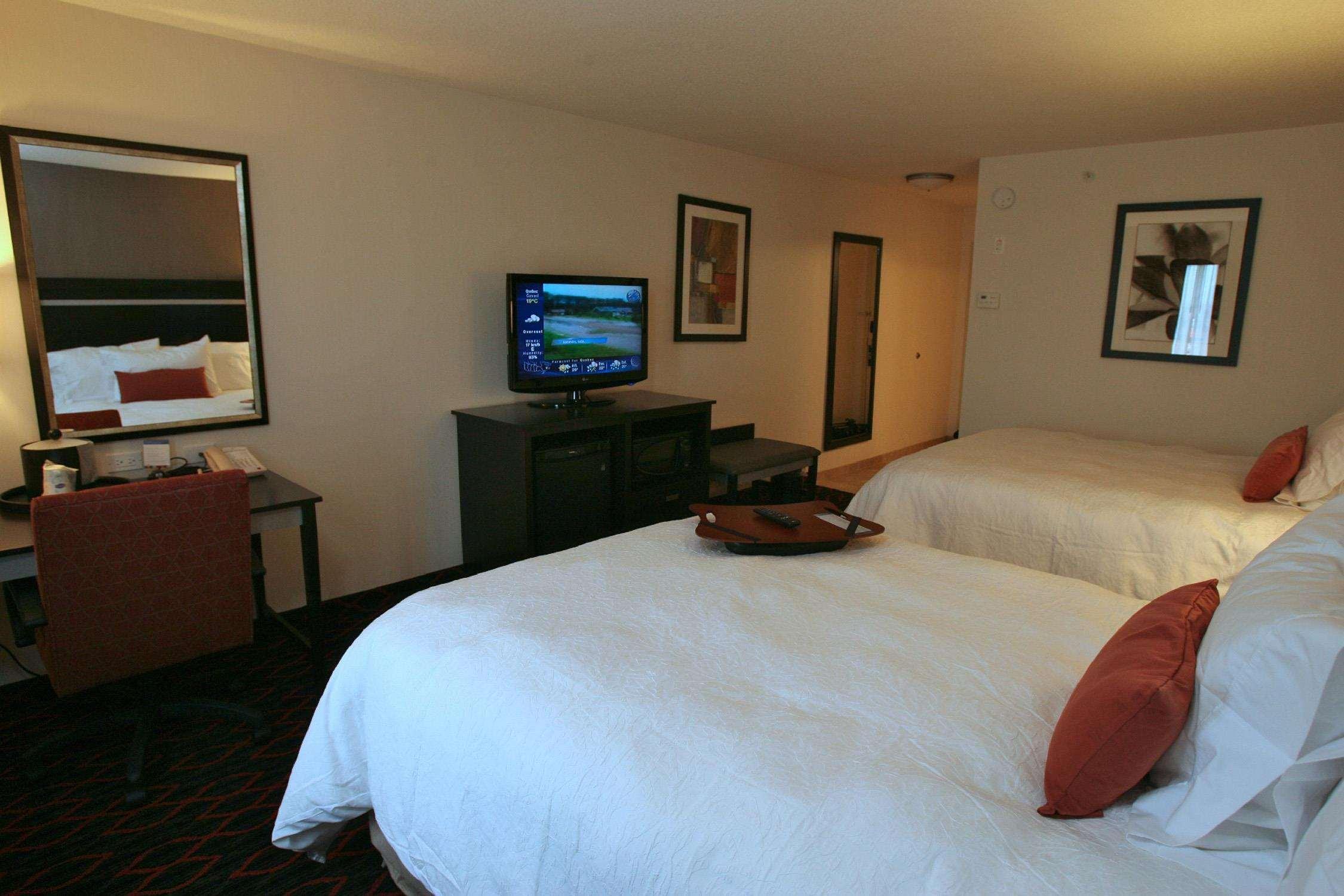 Hampton Inn & Suites Red Deer Penhold Стая снимка