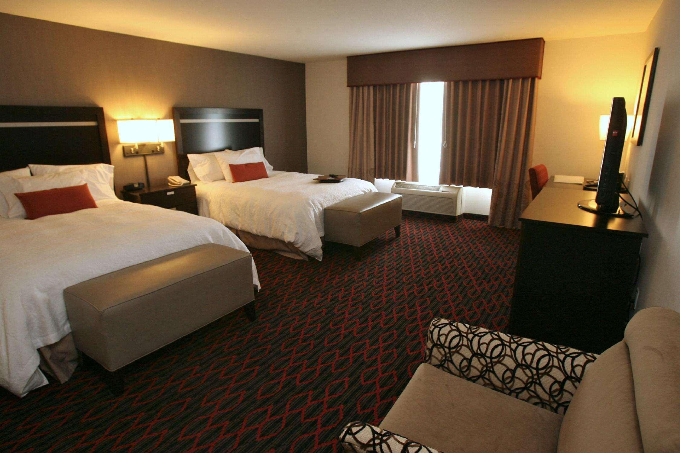 Hampton Inn & Suites Red Deer Penhold Стая снимка