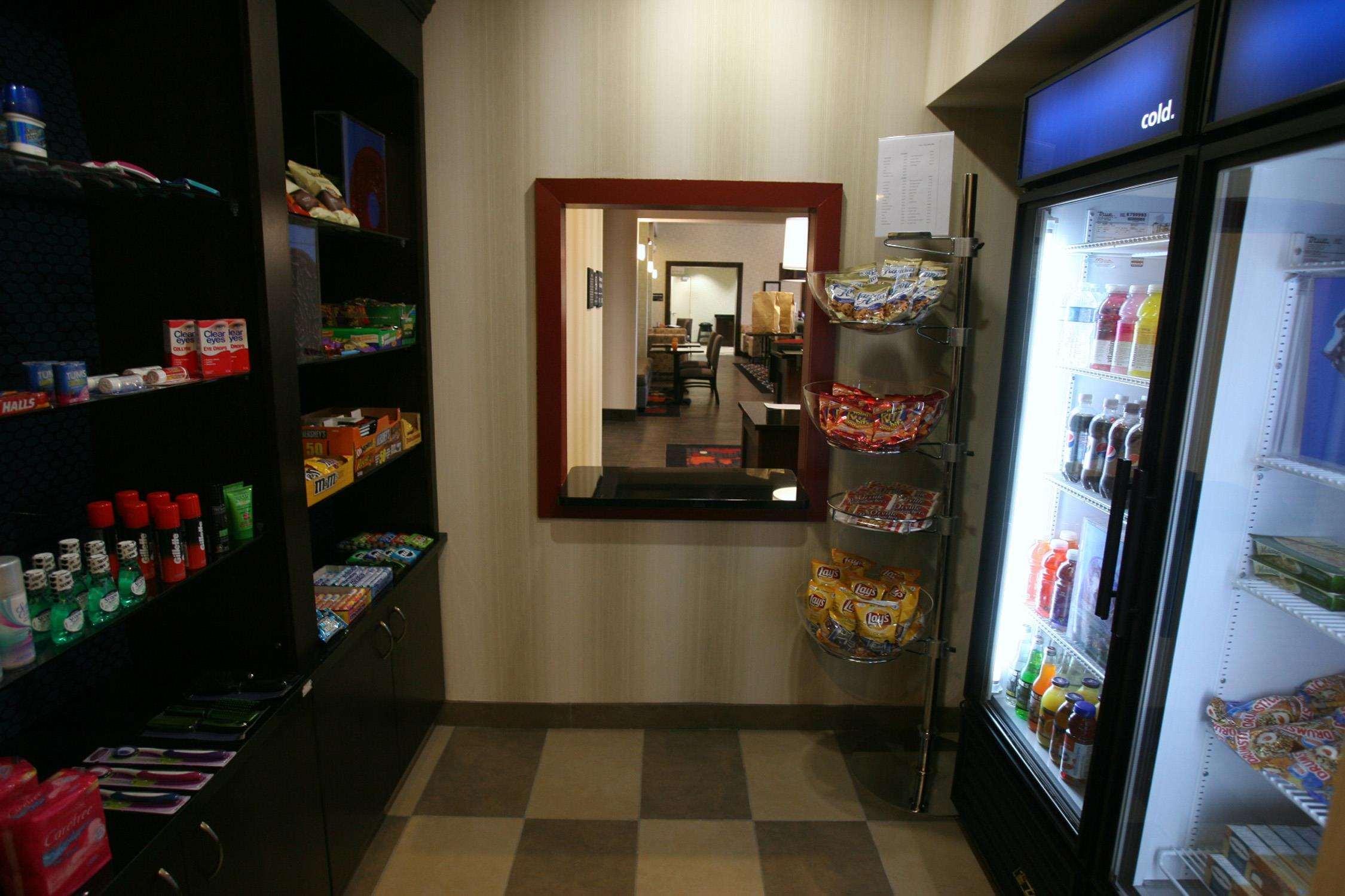 Hampton Inn & Suites Red Deer Penhold Съоръжения снимка