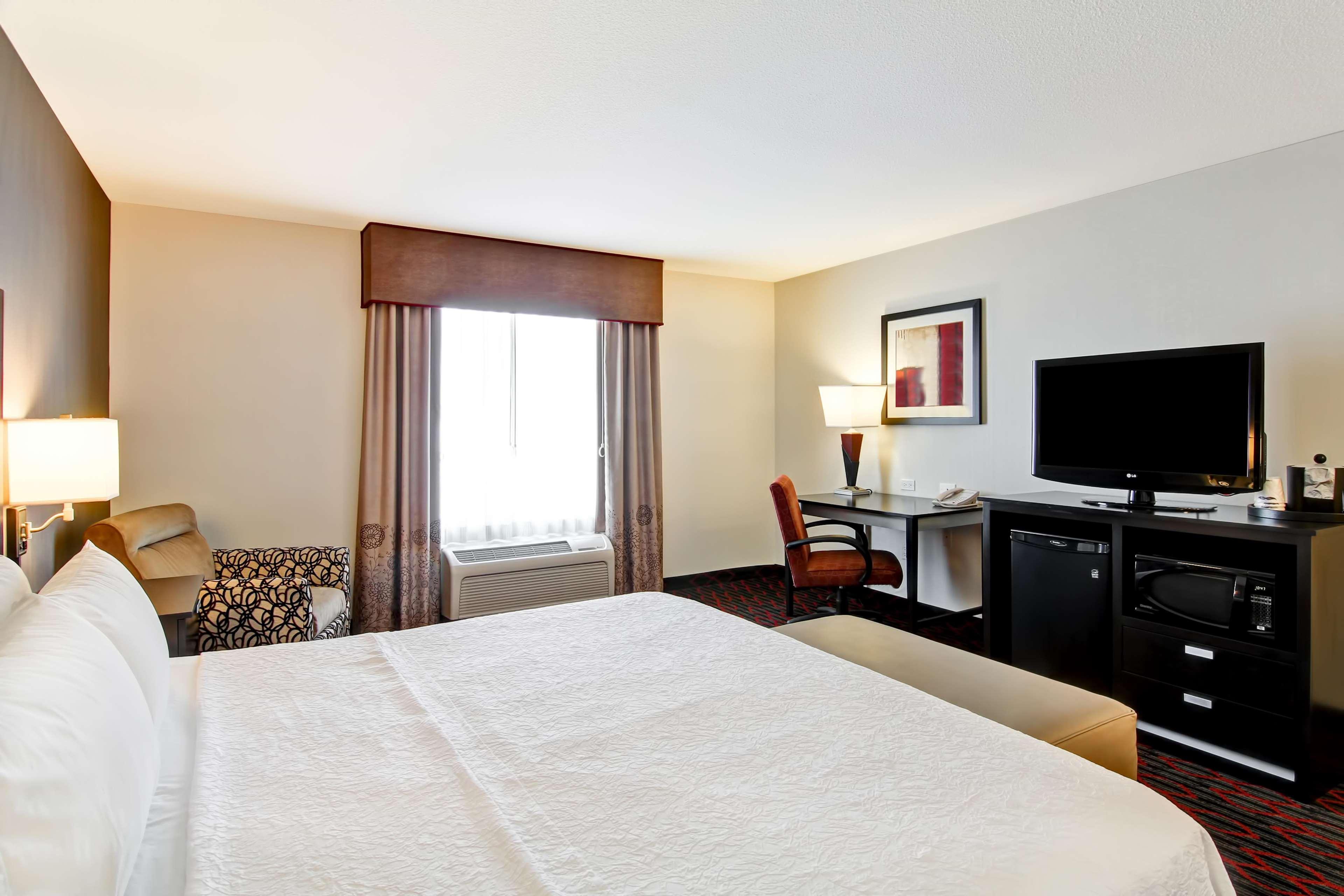 Hampton Inn & Suites Red Deer Penhold Екстериор снимка