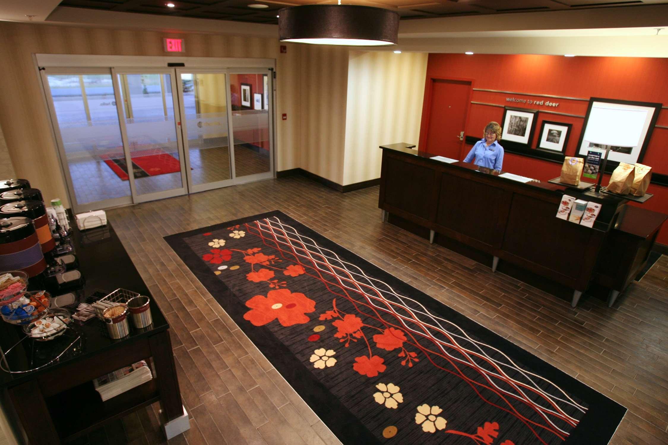 Hampton Inn & Suites Red Deer Penhold Интериор снимка