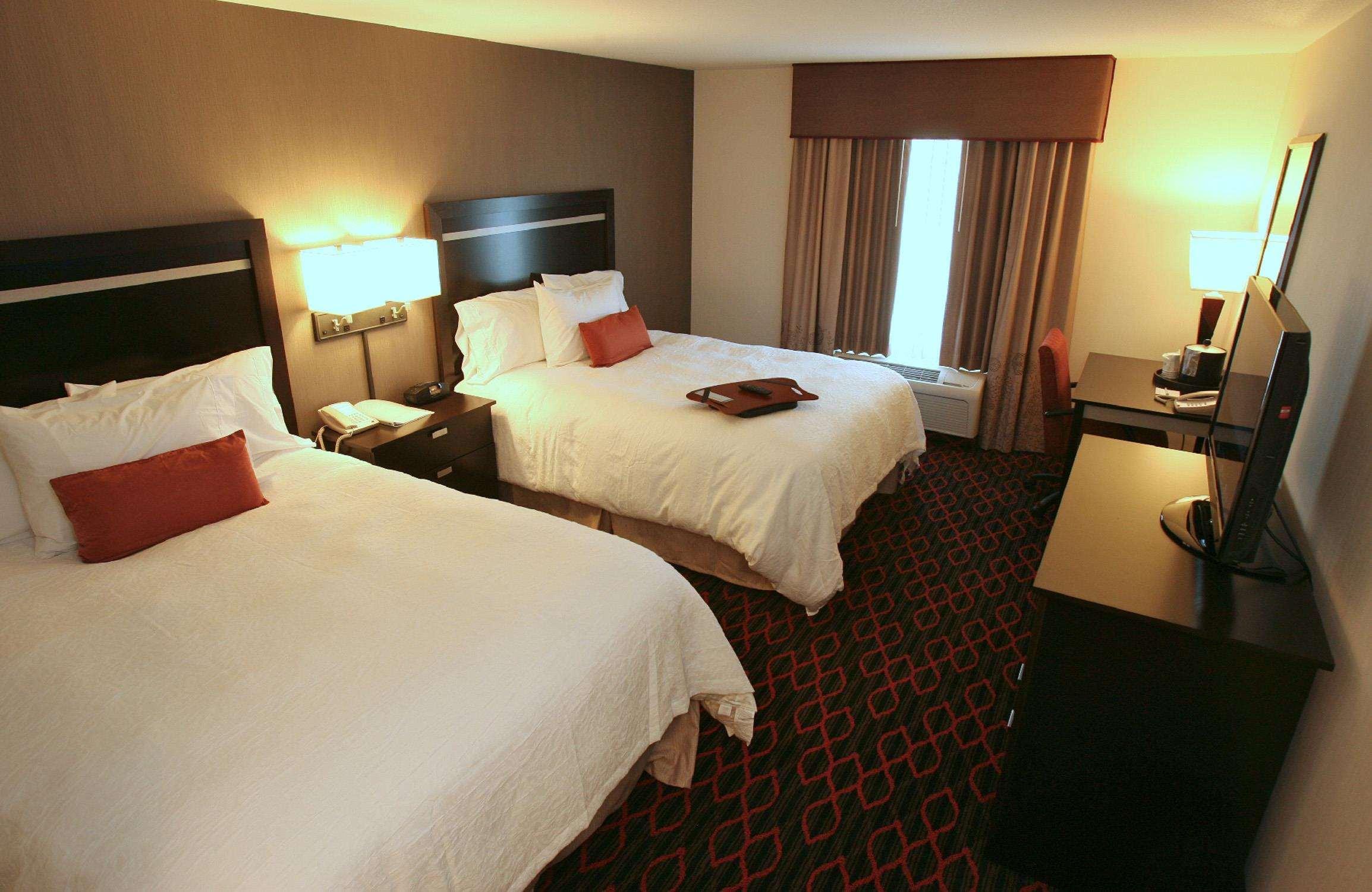 Hampton Inn & Suites Red Deer Penhold Стая снимка