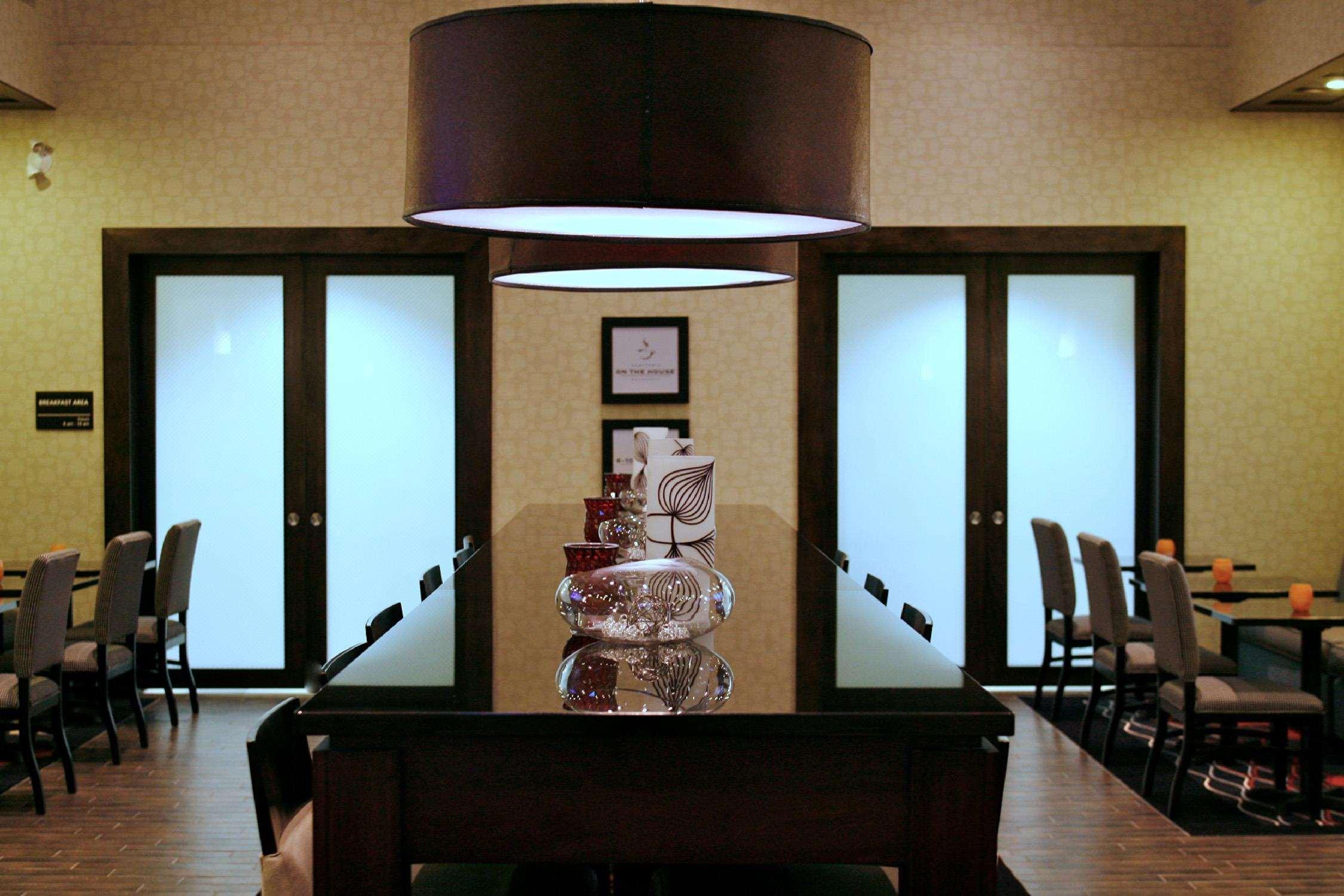 Hampton Inn & Suites Red Deer Penhold Ресторант снимка