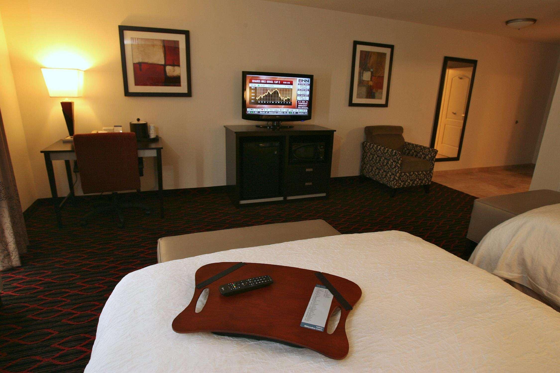 Hampton Inn & Suites Red Deer Penhold Стая снимка