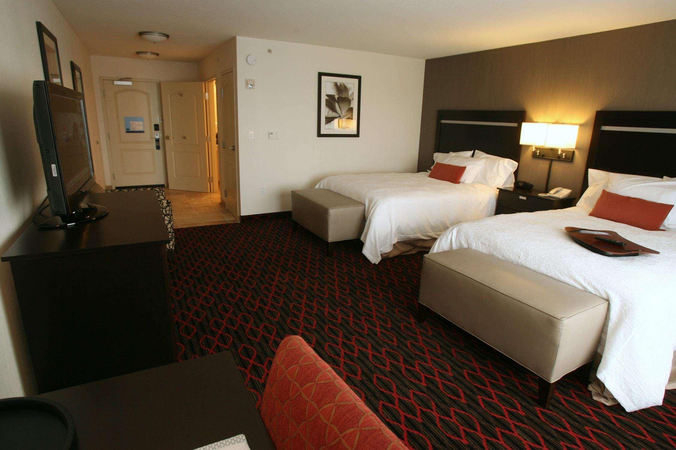 Hampton Inn & Suites Red Deer Penhold Стая снимка