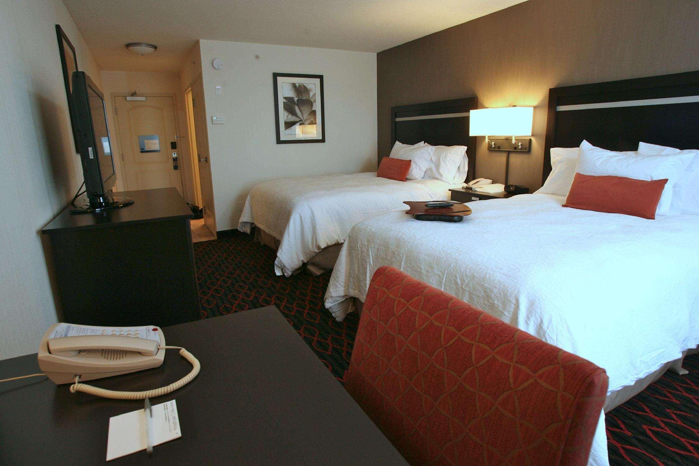 Hampton Inn & Suites Red Deer Penhold Стая снимка