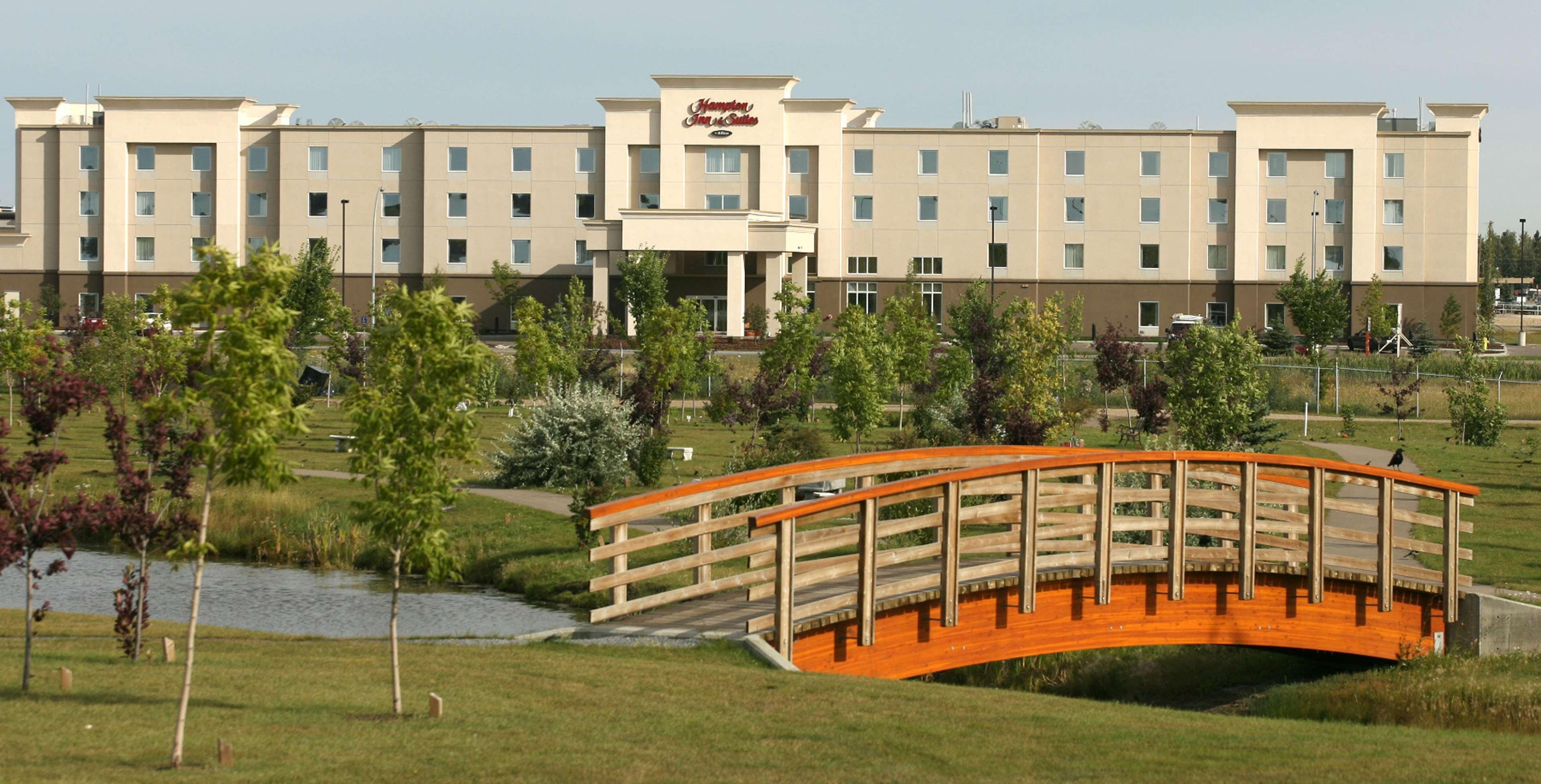 Hampton Inn & Suites Red Deer Penhold Екстериор снимка