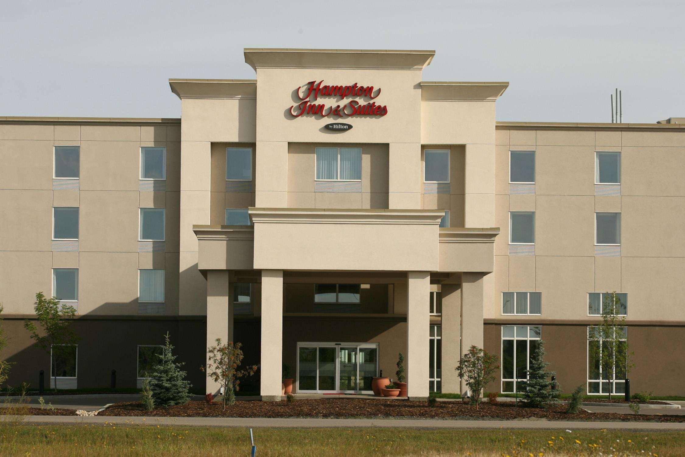 Hampton Inn & Suites Red Deer Penhold Екстериор снимка