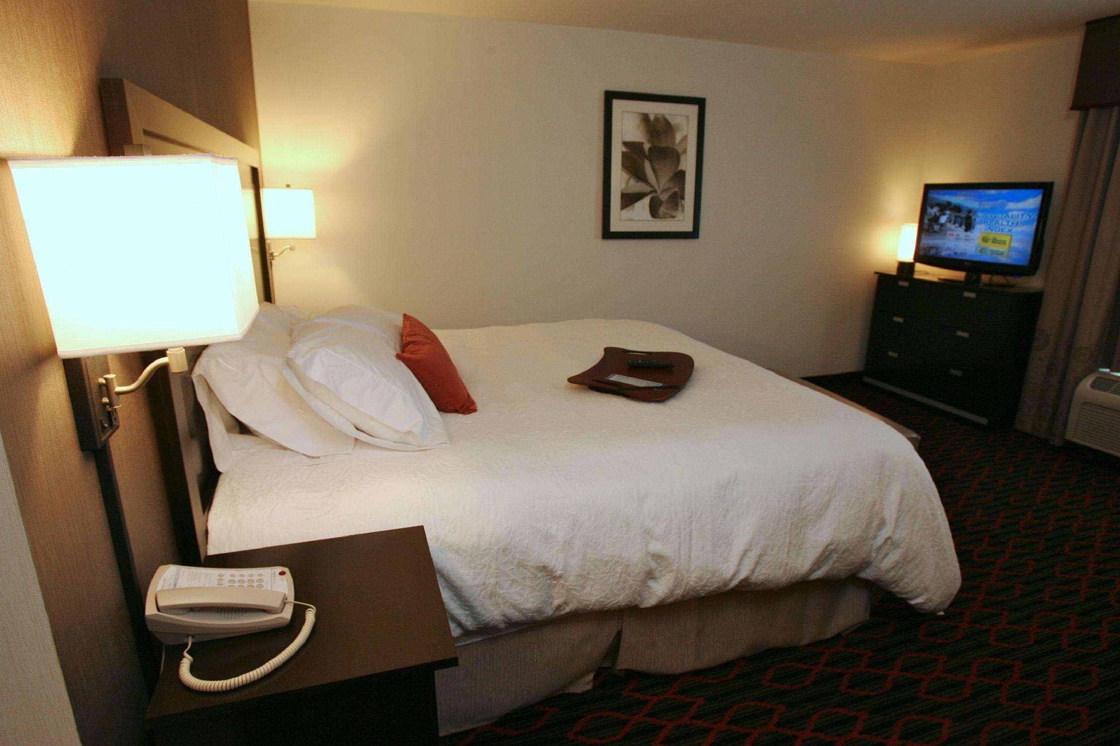 Hampton Inn & Suites Red Deer Penhold Стая снимка