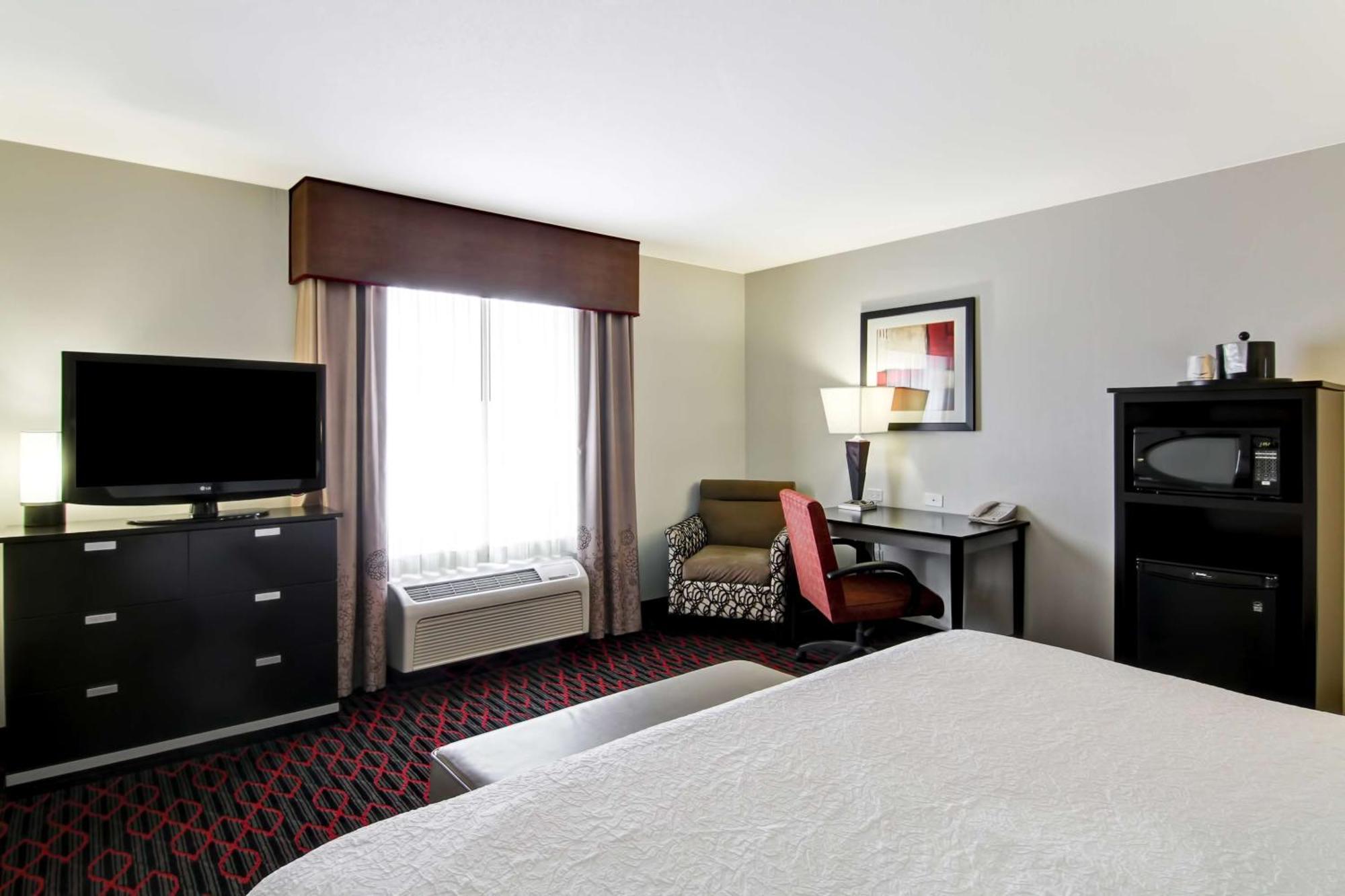 Hampton Inn & Suites Red Deer Penhold Екстериор снимка