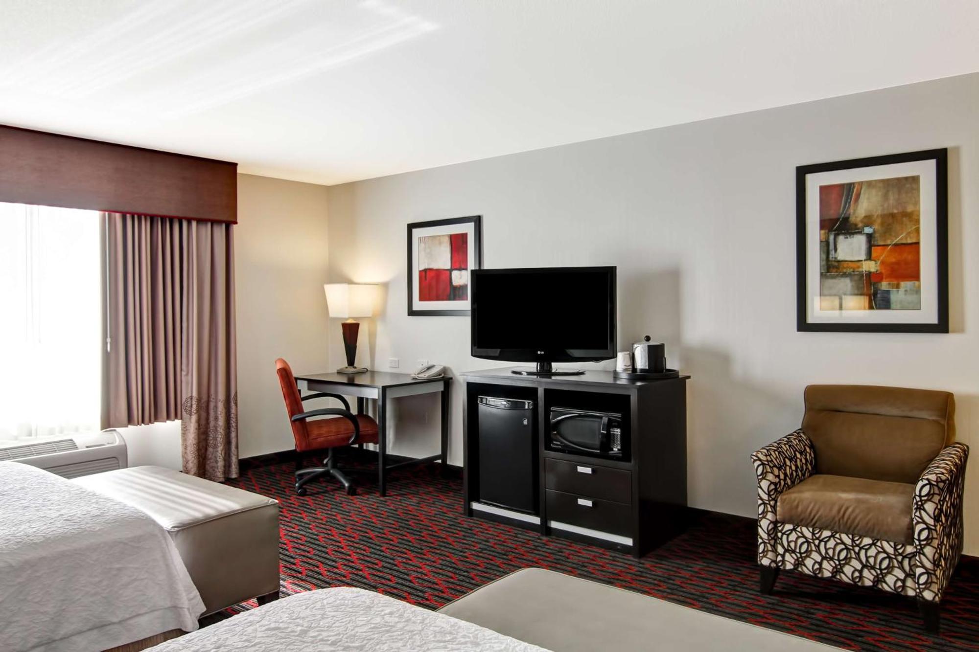 Hampton Inn & Suites Red Deer Penhold Екстериор снимка