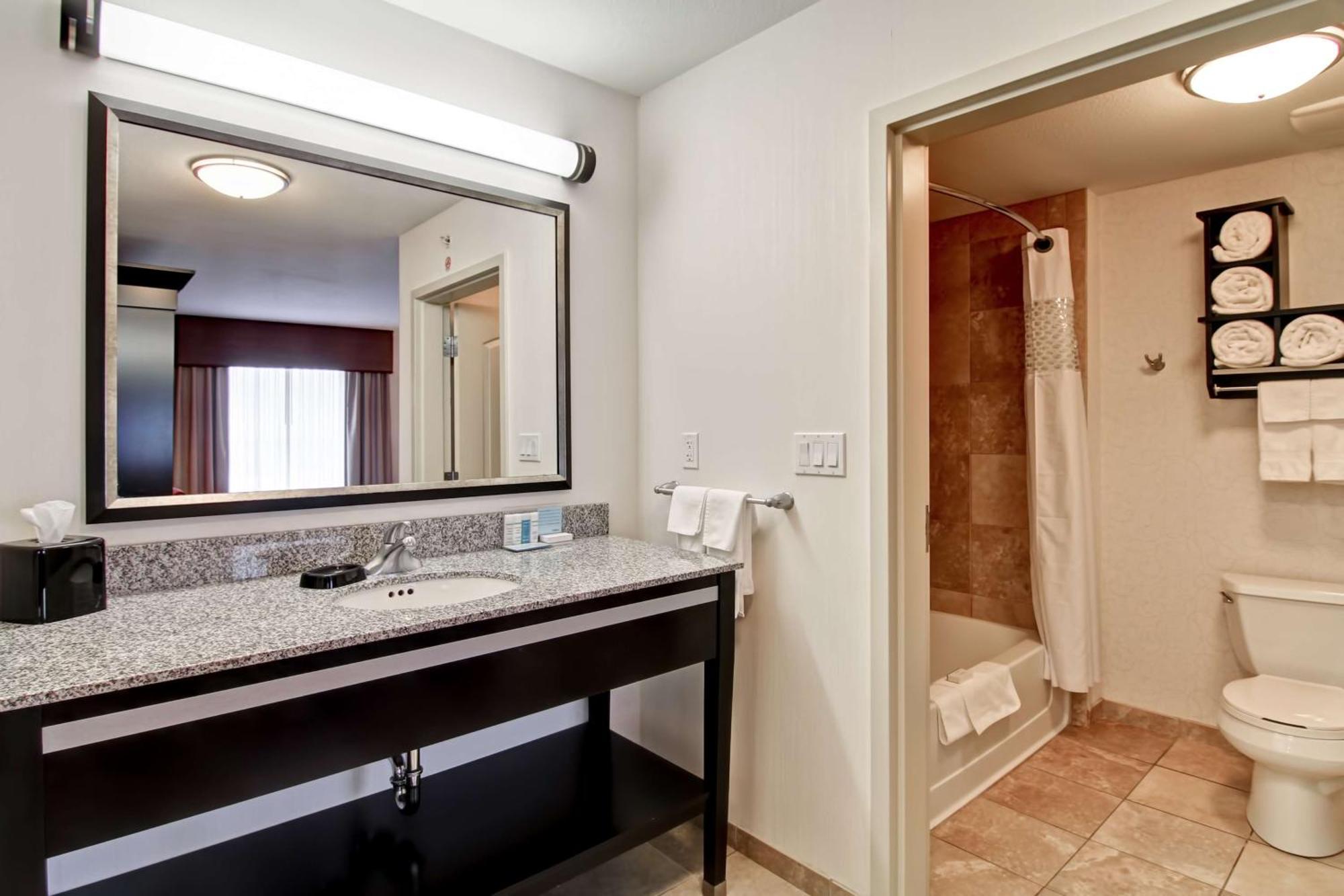 Hampton Inn & Suites Red Deer Penhold Екстериор снимка