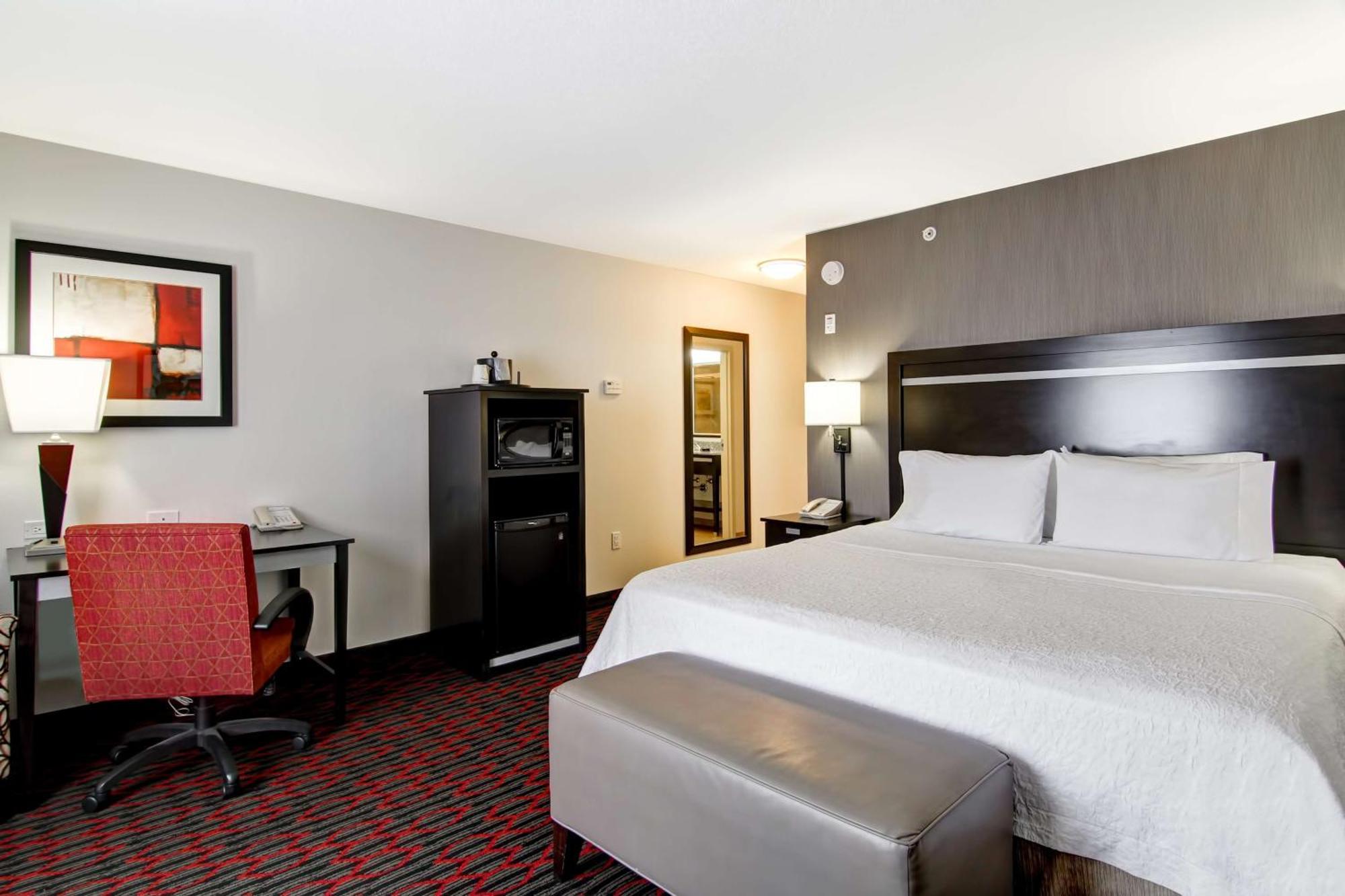 Hampton Inn & Suites Red Deer Penhold Екстериор снимка