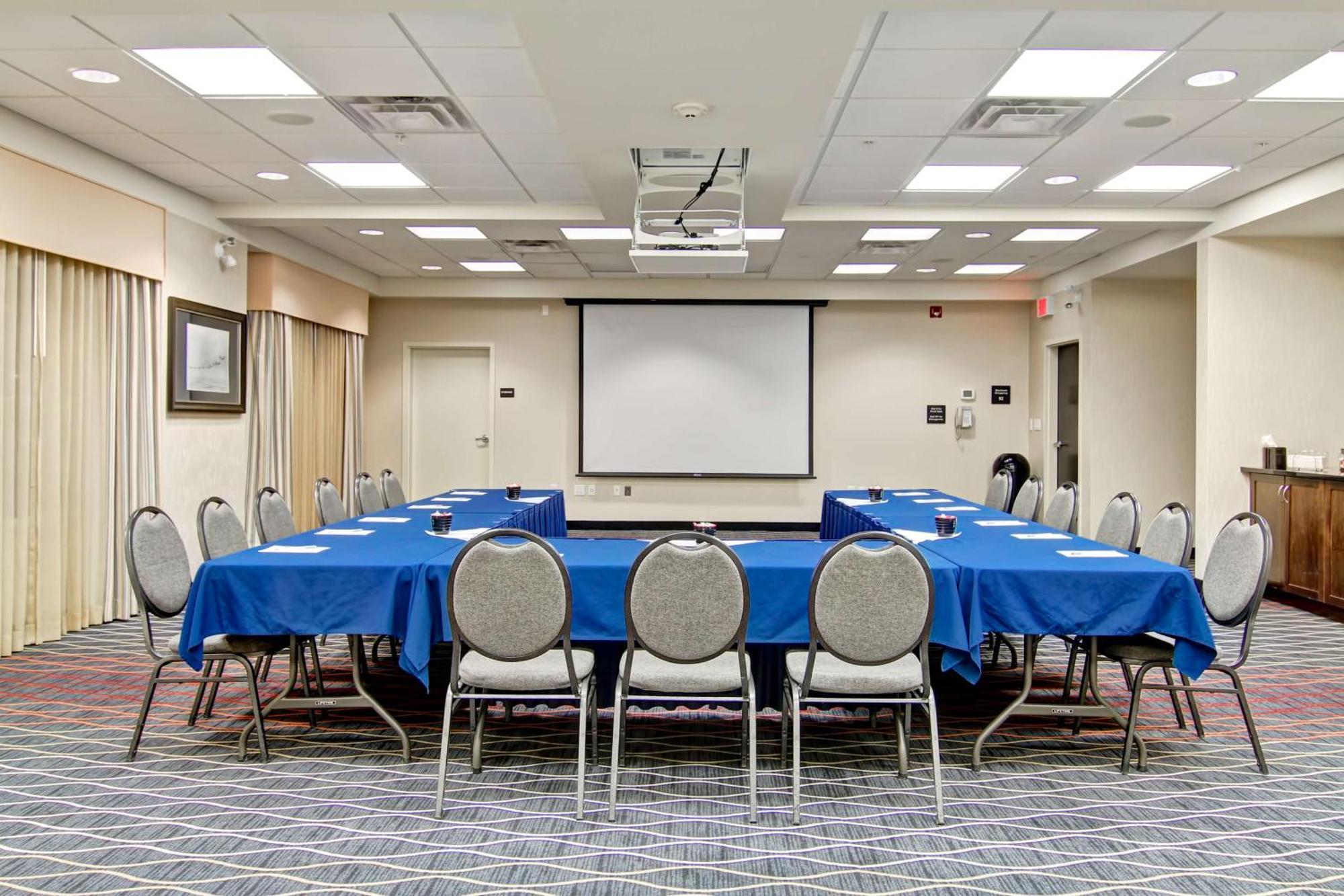 Hampton Inn & Suites Red Deer Penhold Екстериор снимка