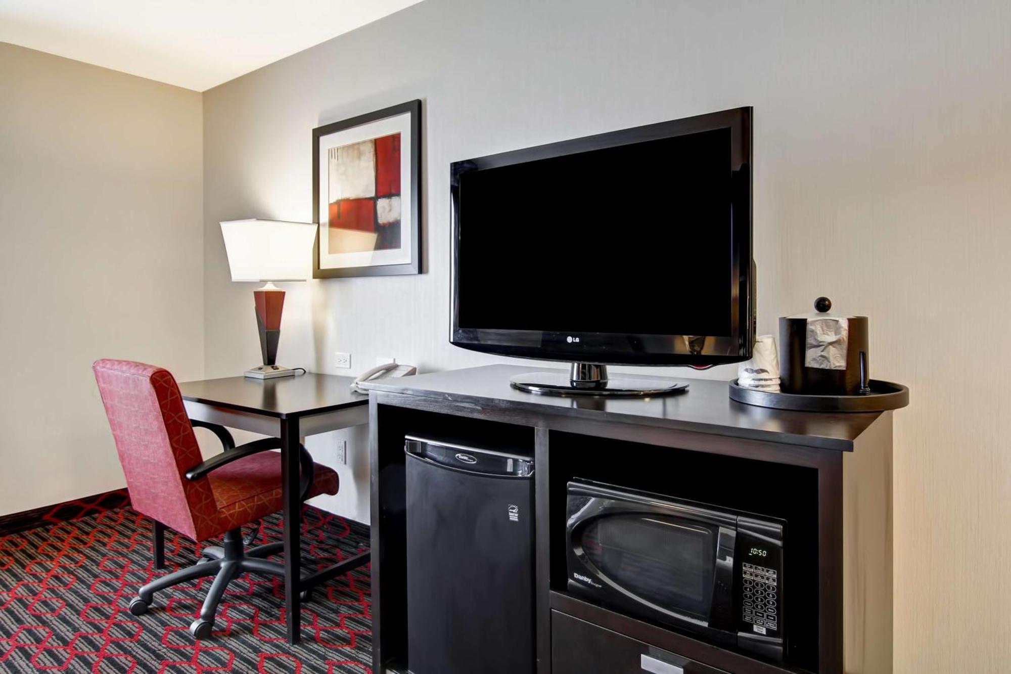Hampton Inn & Suites Red Deer Penhold Екстериор снимка