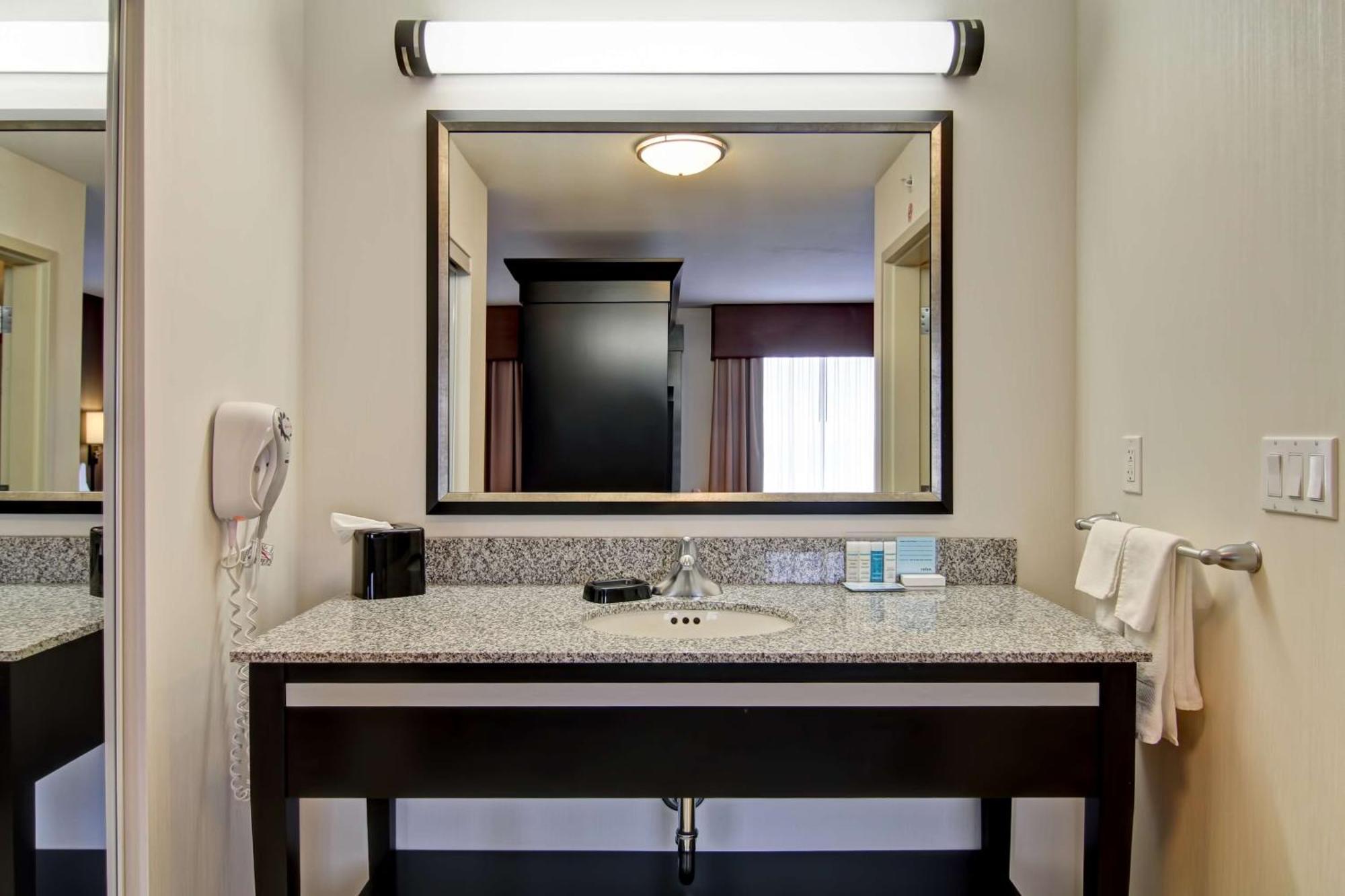 Hampton Inn & Suites Red Deer Penhold Екстериор снимка