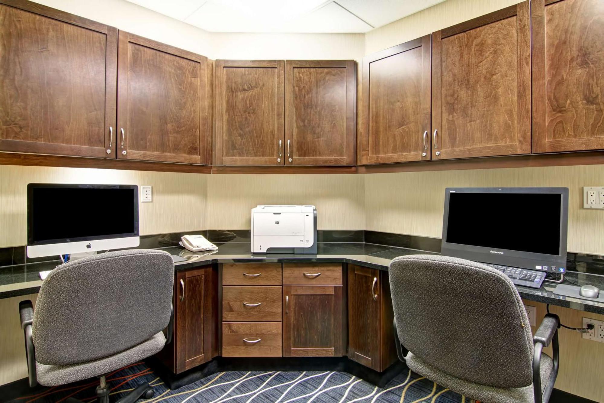 Hampton Inn & Suites Red Deer Penhold Екстериор снимка