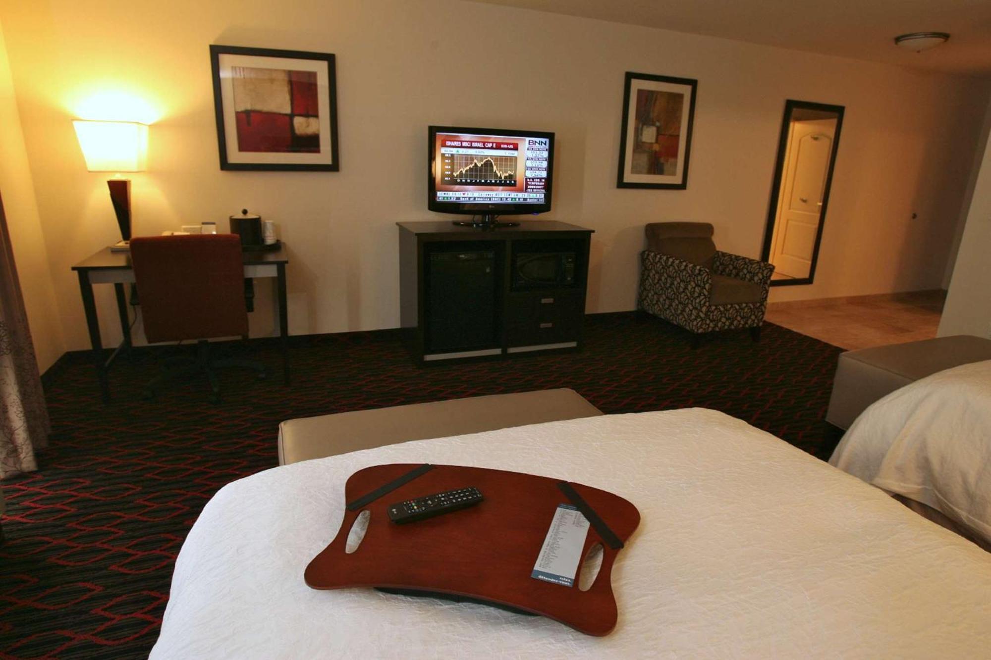 Hampton Inn & Suites Red Deer Penhold Екстериор снимка