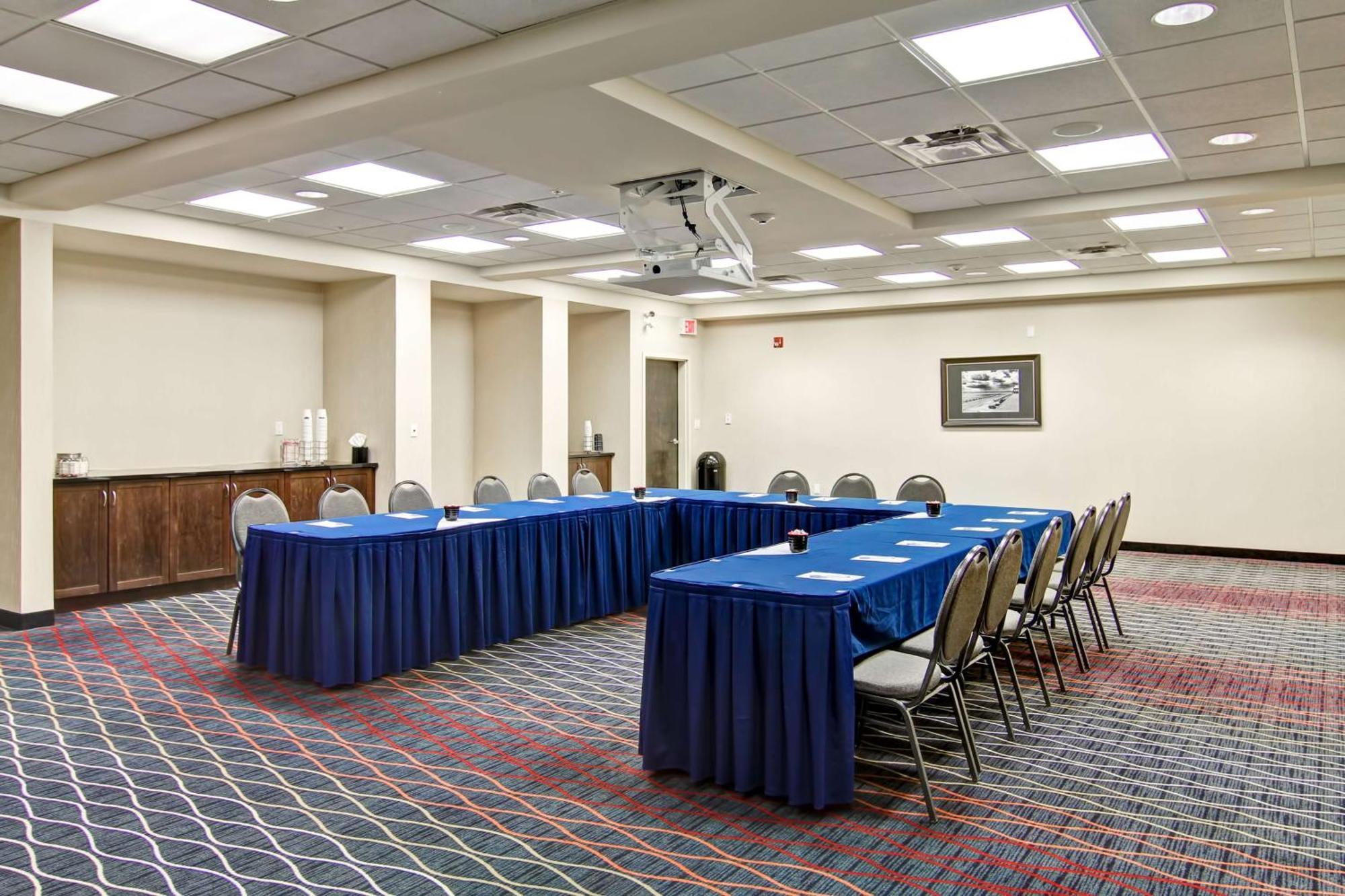 Hampton Inn & Suites Red Deer Penhold Екстериор снимка