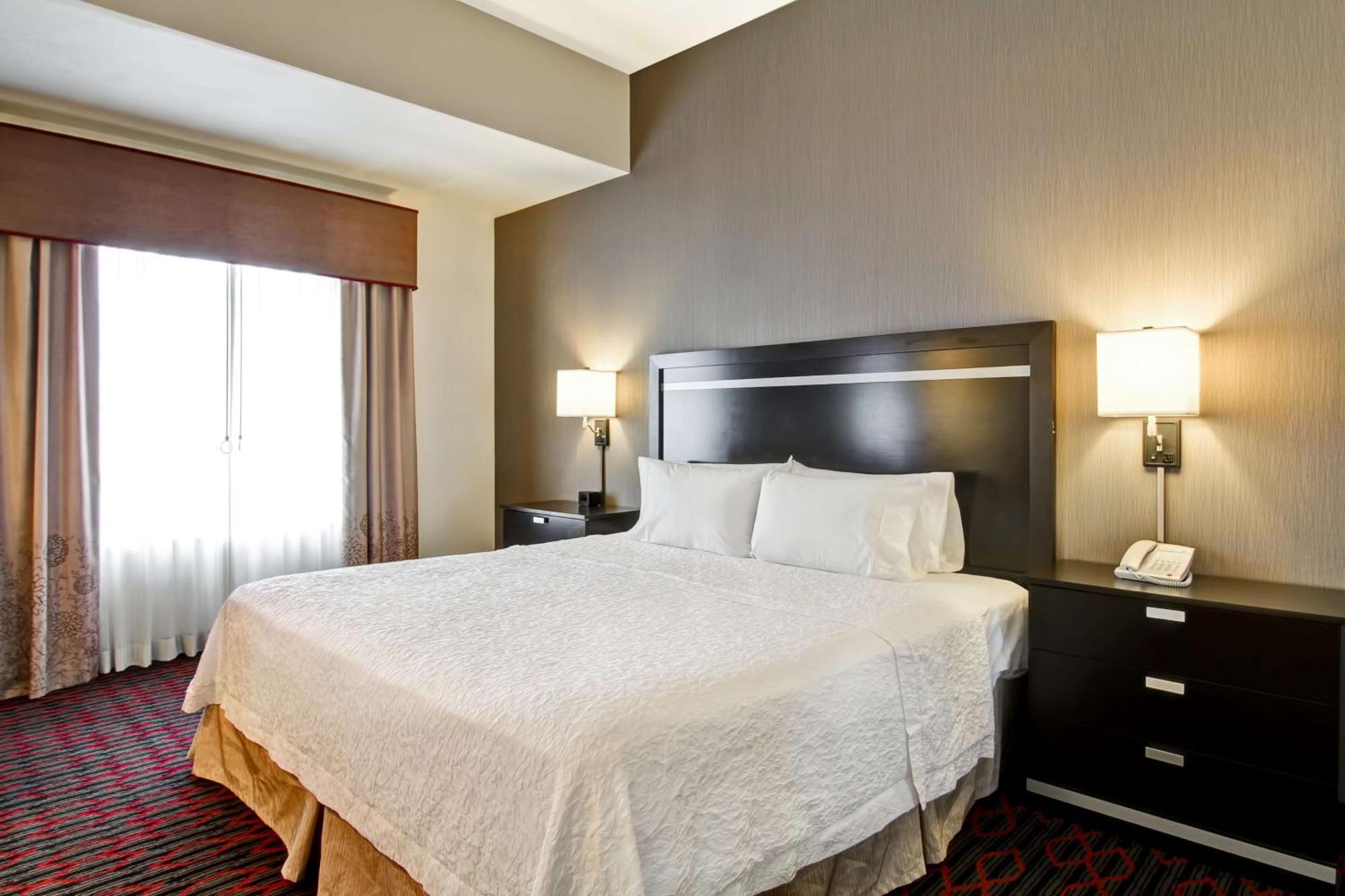 Hampton Inn & Suites Red Deer Penhold Екстериор снимка