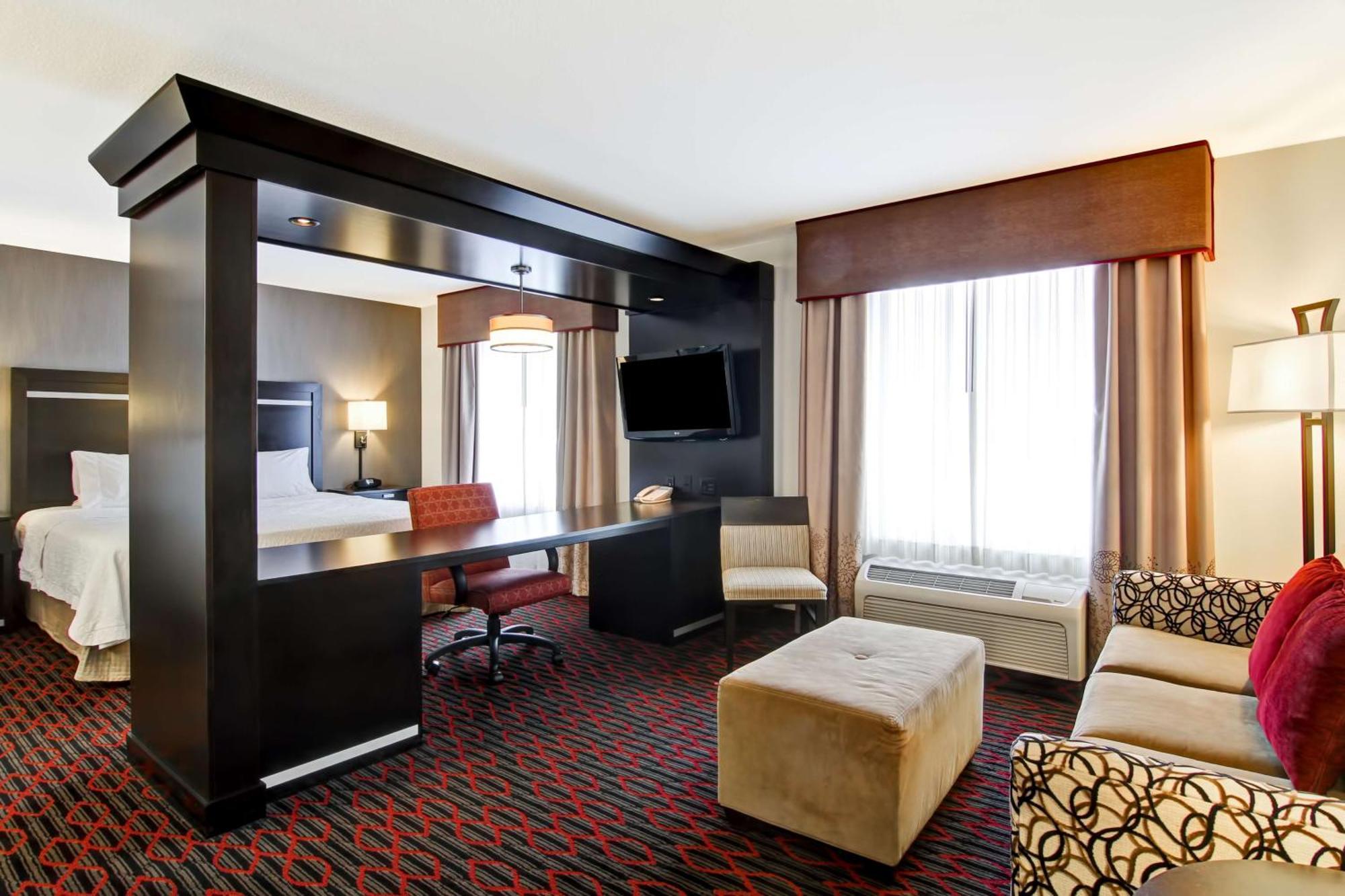 Hampton Inn & Suites Red Deer Penhold Екстериор снимка