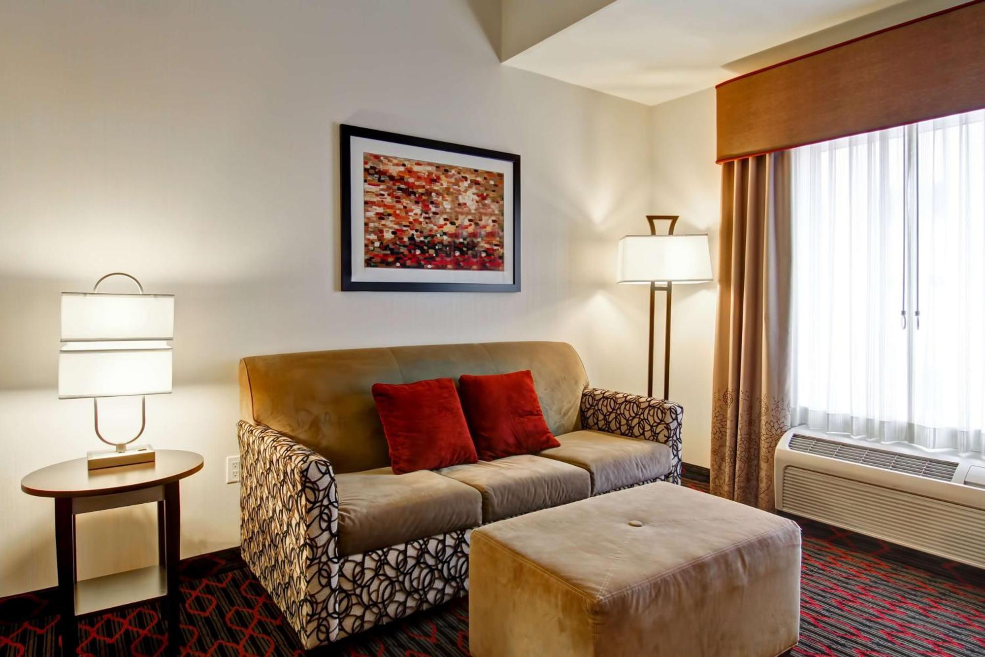 Hampton Inn & Suites Red Deer Penhold Екстериор снимка