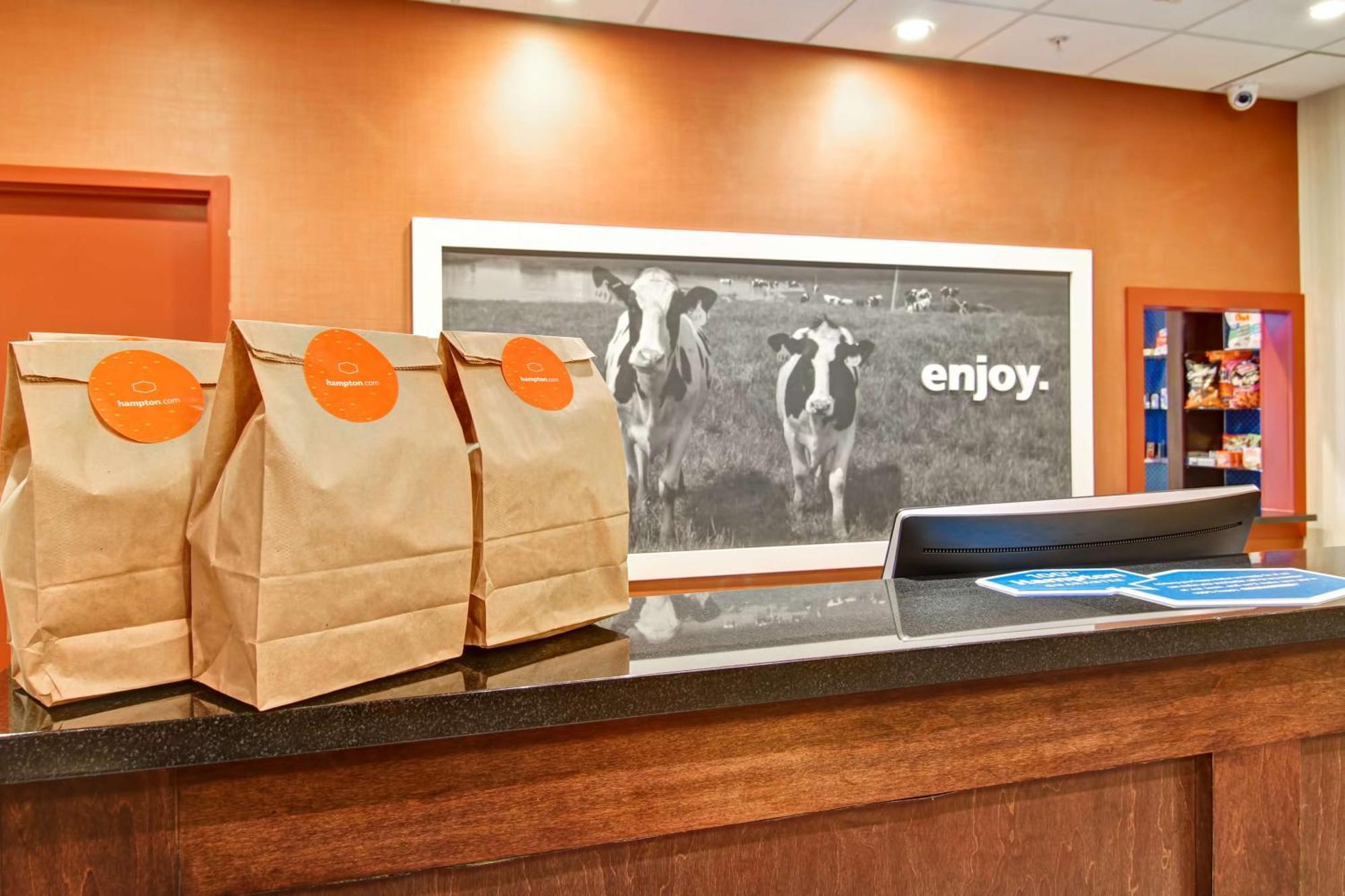 Hampton Inn & Suites Red Deer Penhold Екстериор снимка