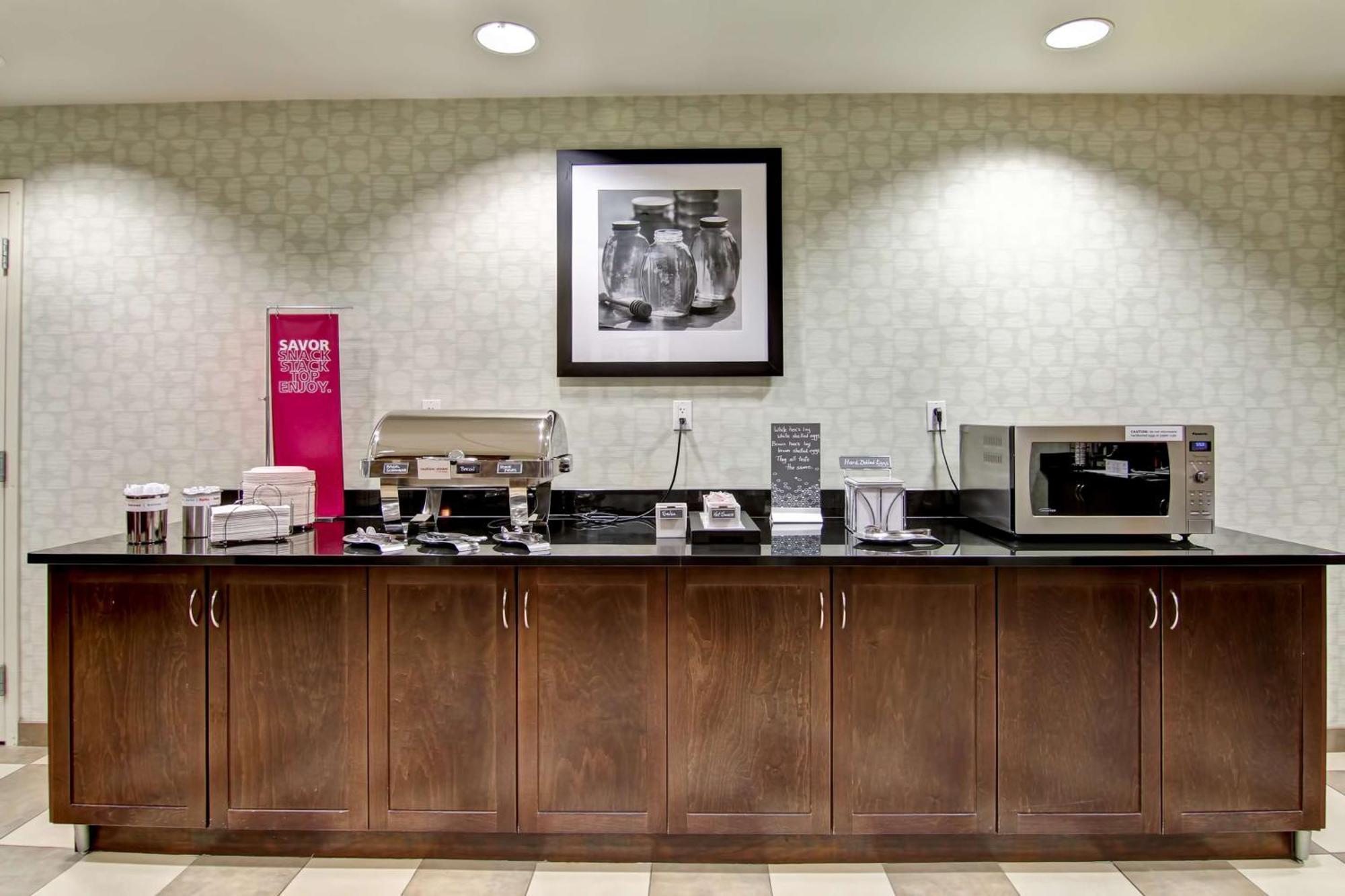 Hampton Inn & Suites Red Deer Penhold Екстериор снимка