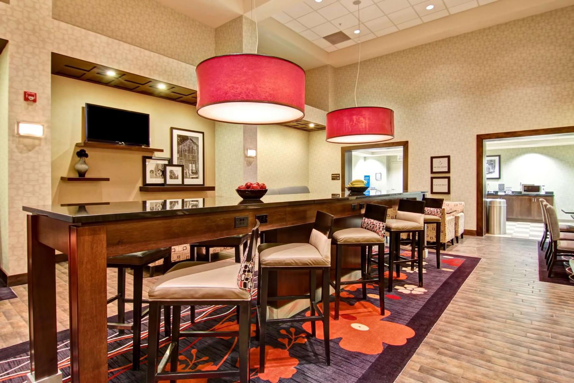 Hampton Inn & Suites Red Deer Penhold Екстериор снимка