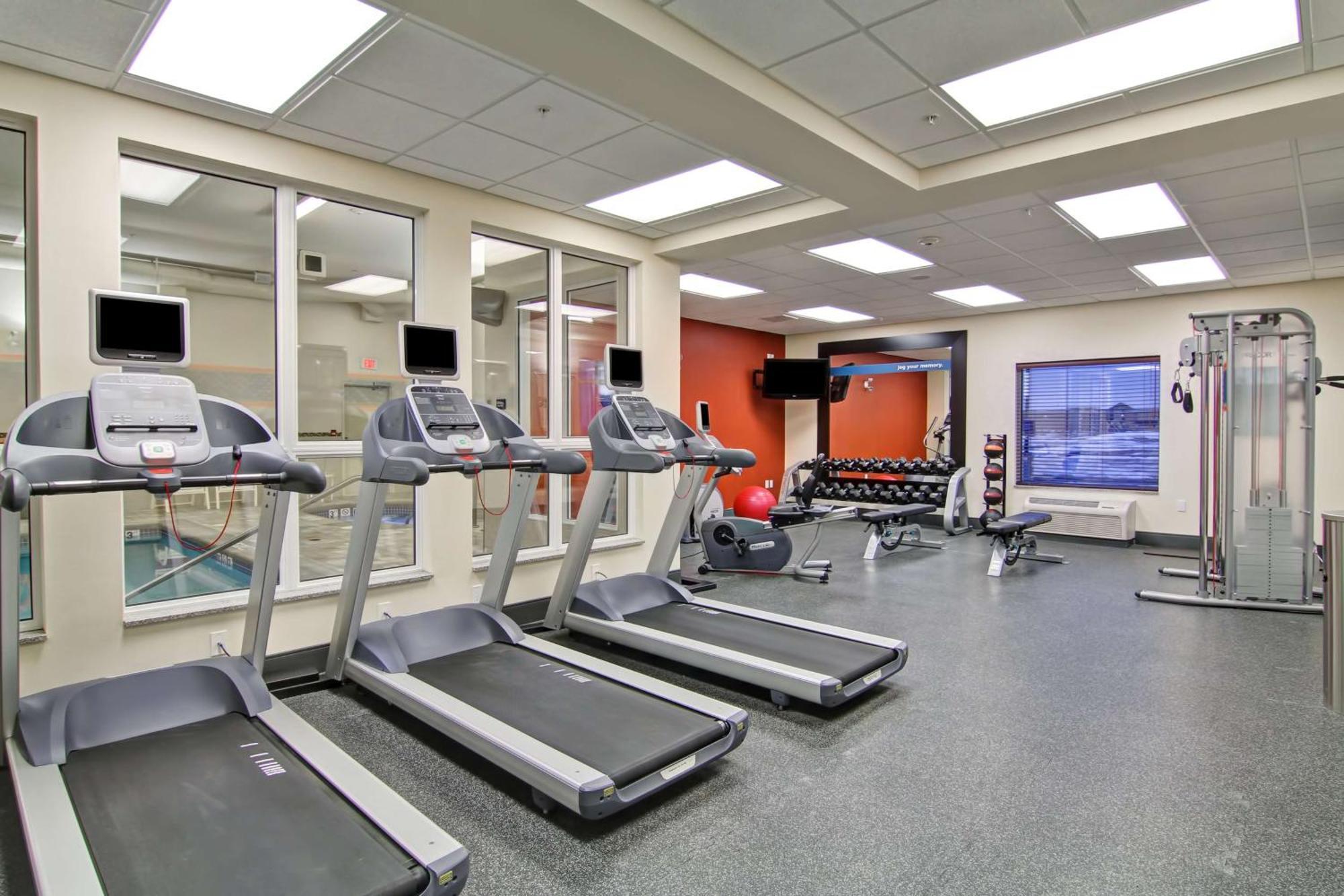 Hampton Inn & Suites Red Deer Penhold Екстериор снимка