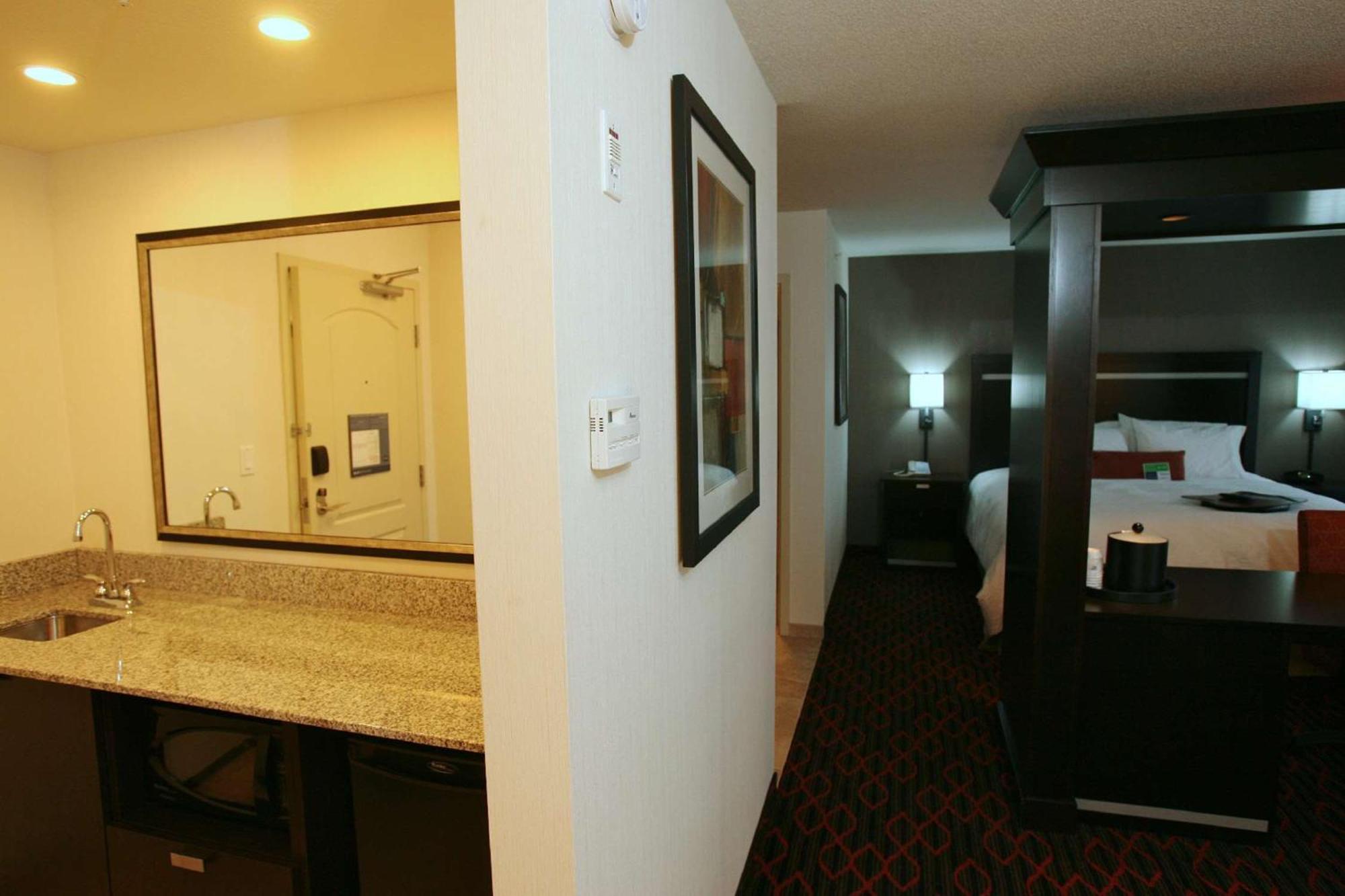 Hampton Inn & Suites Red Deer Penhold Екстериор снимка