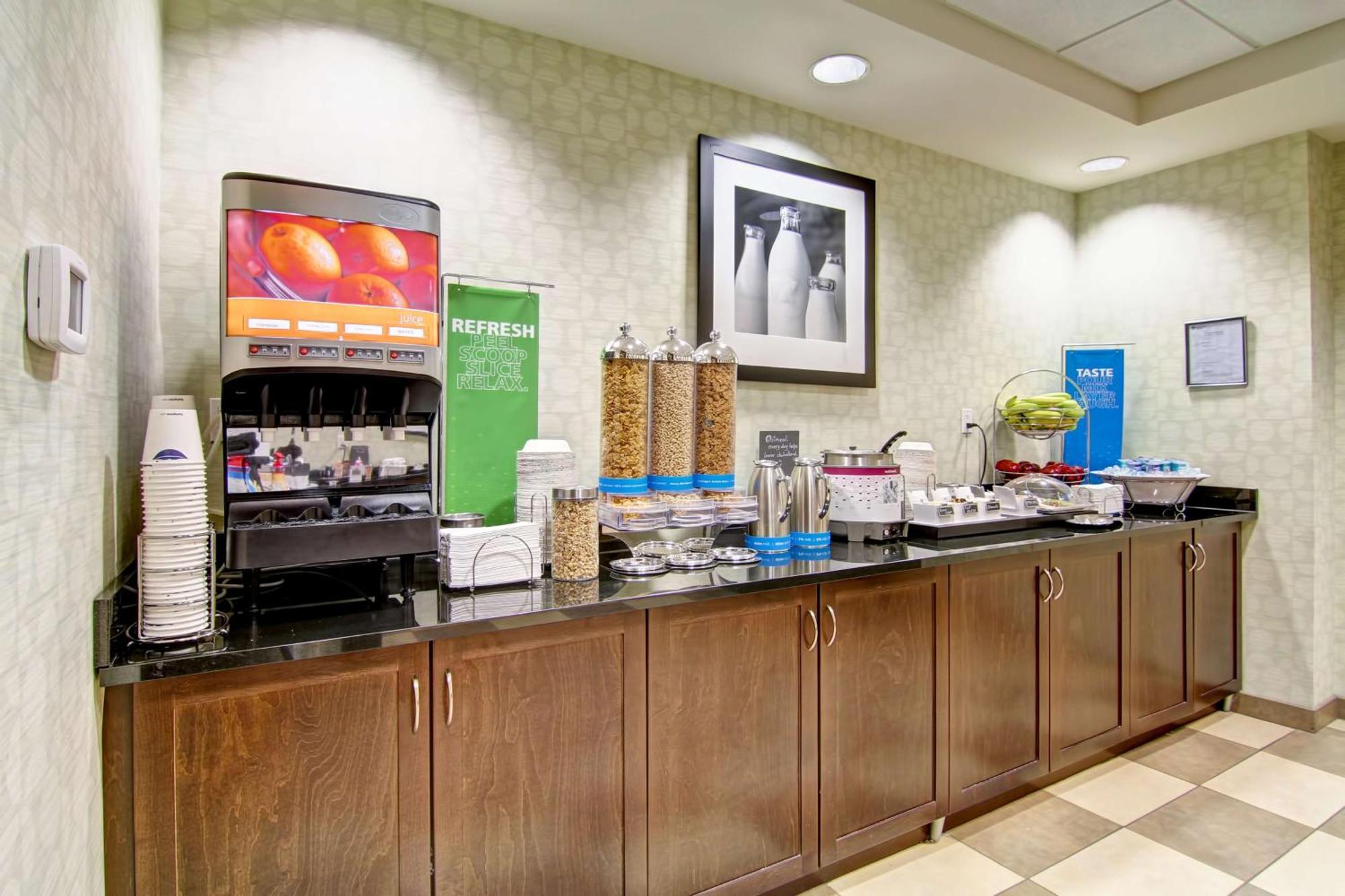 Hampton Inn & Suites Red Deer Penhold Екстериор снимка