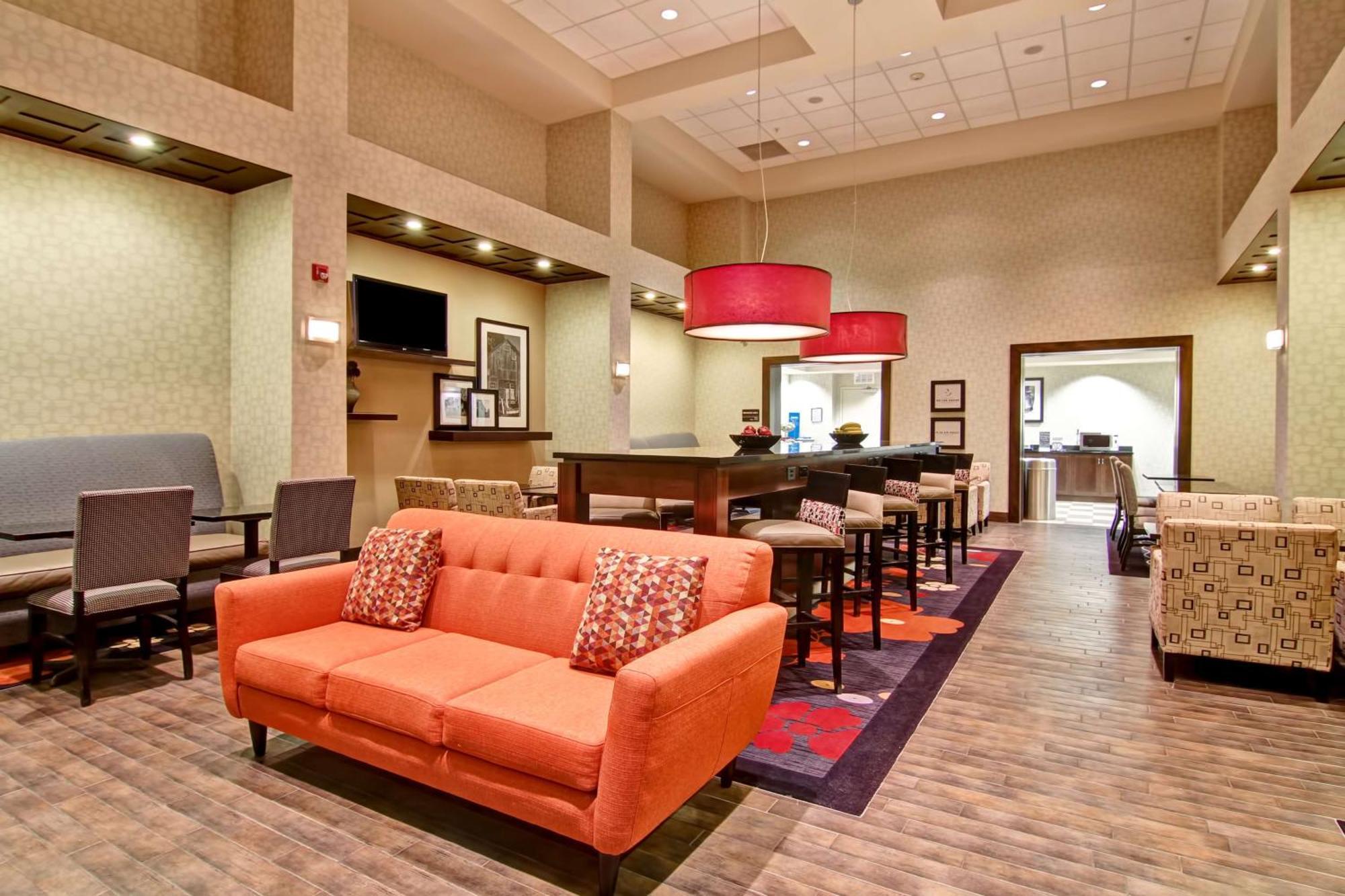 Hampton Inn & Suites Red Deer Penhold Екстериор снимка