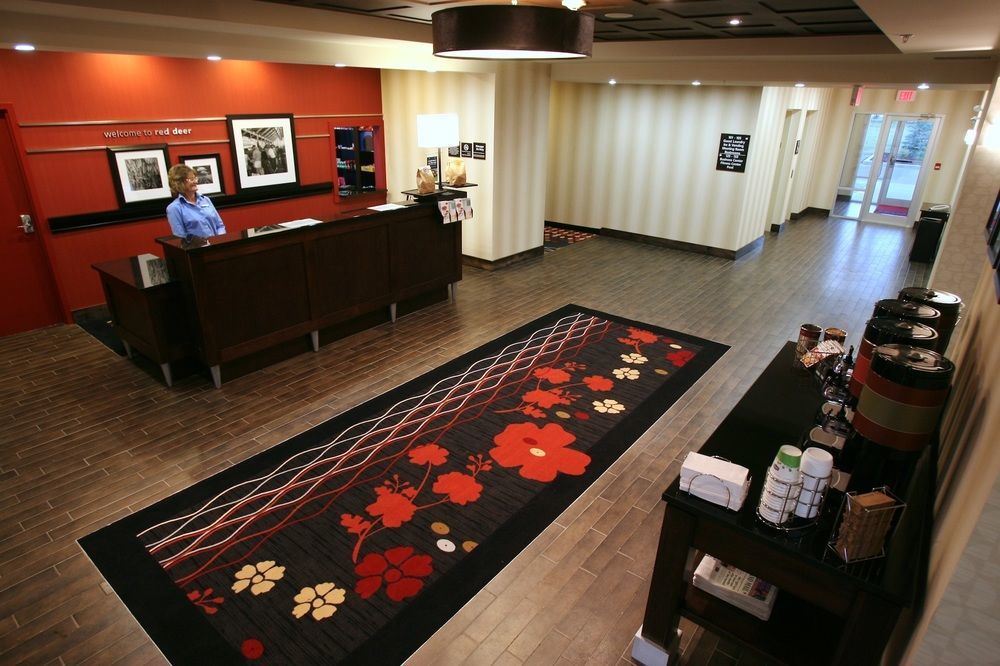 Hampton Inn & Suites Red Deer Penhold Екстериор снимка