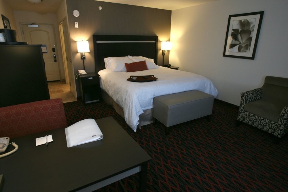 Hampton Inn & Suites Red Deer Penhold Екстериор снимка
