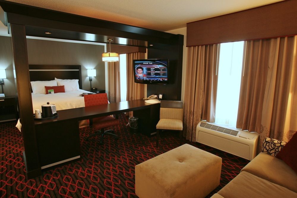 Hampton Inn & Suites Red Deer Penhold Екстериор снимка